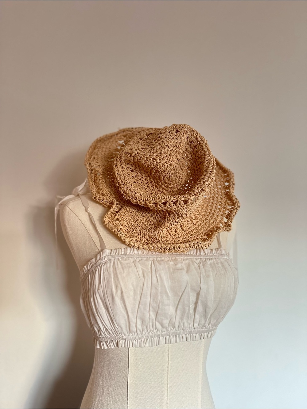 Vintage 90s Crochet Straw Bucket Hat Ruffle Wired Brim Sun Hat Boho FestivalBea - Picture 2 of 4